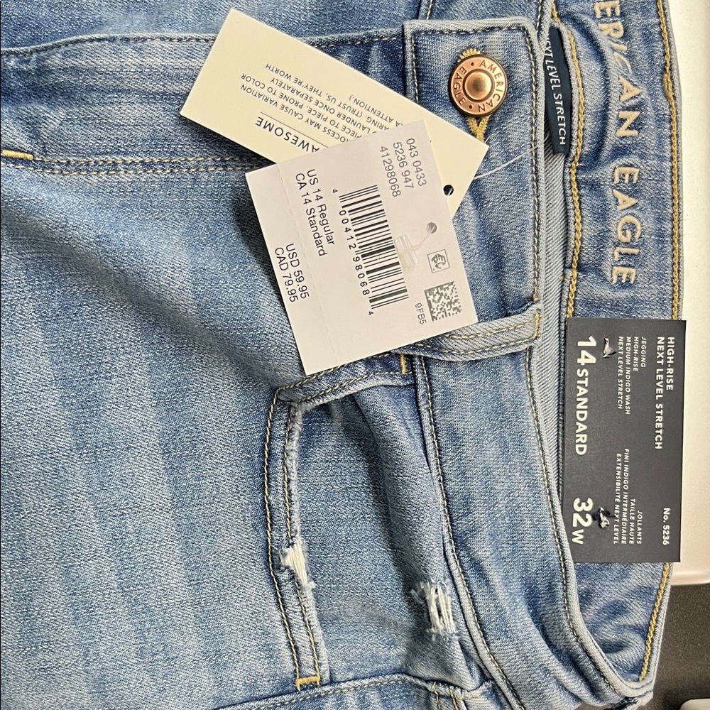 NWT American Eagle Outfitters Women's Light Blue Ripped Skinny Jeans NEVER WORN - Picture 3 of 3